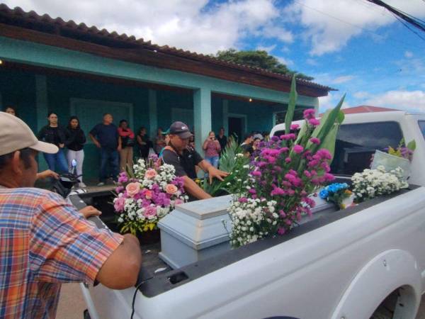 Rodeados de flores y globos, los familiares de Jhonny Neptaly Gómez, de siete años, se despidieron de él. Fue un momento lleno de dolor y tristeza.