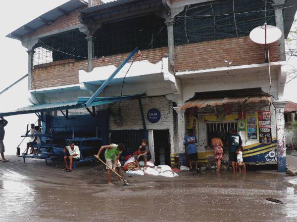 Los dueños de negocios han perdido las champas debido a las marejadas. Las viviendas ubicadas en la orilla del mar han sido afectadas.