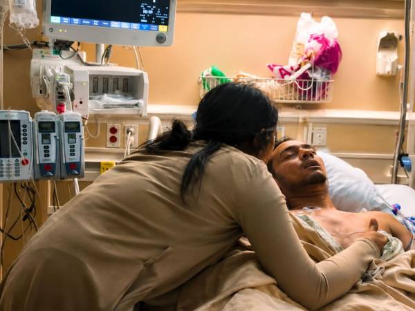 Hondureño de 23 años muere bajo custodia en Texas y su familia exige respuestas.