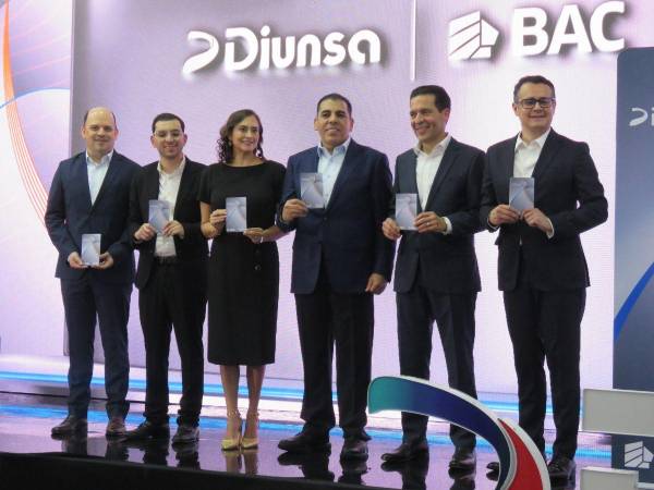 Autoridades de BAC y Diunsa durante la presentación oficial de la tarjeta Diunsa Visa de BAC, una alianza que impulsa la innovación financiera y los beneficios para los clientes en Honduras.