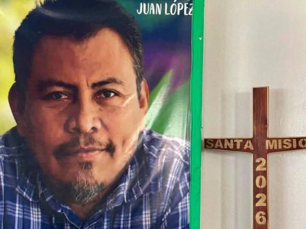 Fotografía del 23 de mayo de 2026 que muestra un cartel con el retrato del ambientalista Juan López, en Tocoa, Colón (Honduras).