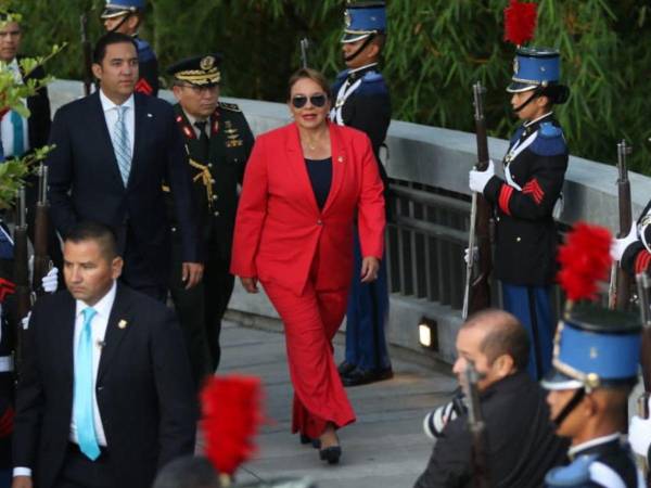 Con un traje sastre rojo vibrante alusivo al color de su partido Libertad y Refundación (Libre), un maquillaje y un porte elegante, la presidenta Xiomara Castro encabezó la ceremonia de izada de la bandera en el cerro Juana Laínez, dando inicio al mes patrio y a la cuenta regresiva hacia los 204 años de independencia.