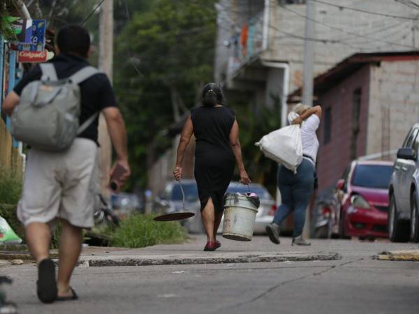 Las intensas lluvias activaron fallas en terrenos de alto riesgo, obligando a familias a abandonar sus viviendas y buscar refugio en casas de amigos y albergues.