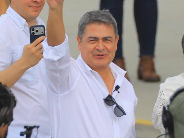 Un par de canas ahora tiñen de blanco parte del cabello del expresidente Juan Orlando Hernández, quien actualmente tiene 57 años de edad, cuatro más que cuando fue extraditado a Estados Unidos en 2022.
