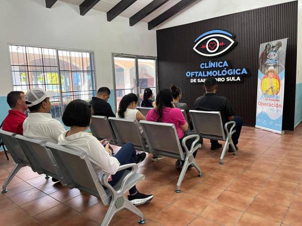 Pacientes esperan su turno para recibir atención visual gratuita.