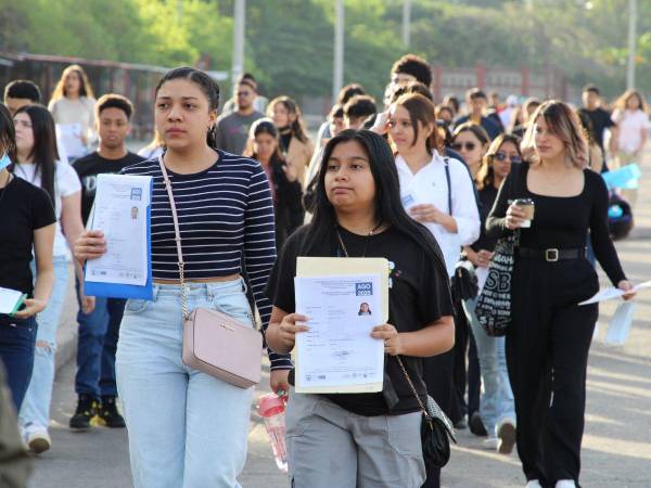La prueba se está aplicando de forma simultánea en 13 campus universitarios, siendo Ciudad Universitaria donde se concentran el mayor número de aspirantes.