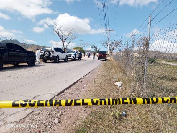 Autoridades llegaron hasta el lugar tras el reporte de un cadáver embolsado.