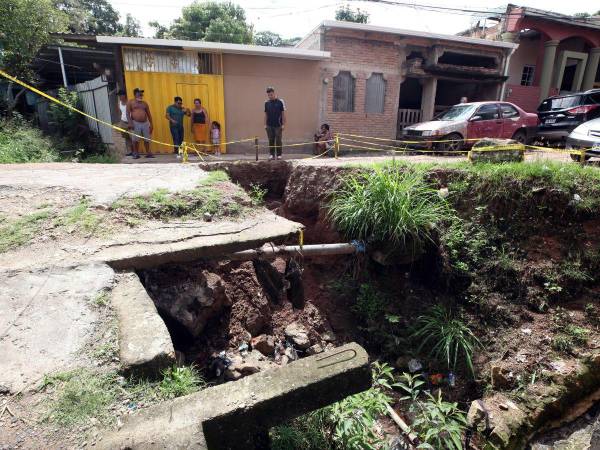 Los pobladores del sector 1B de Villa Nueva denuncian el colapso de una caja puente que los mantiene incomunicados y exigen obras de reparación inmediata.