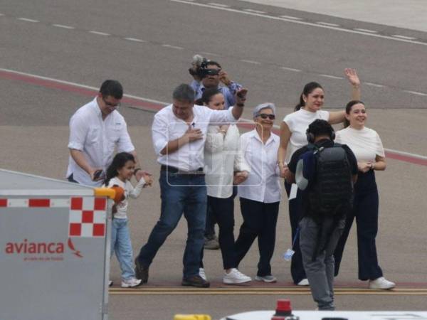El esperado reencuentro entre el expresidente Juan Orlando Hernández y su familia ocurrió en la pista del Aeropuerto Internacional Palmerola. Doña Elvira Alvarado Castillo, madre de Juan Orlando Hernández, fue la primera en abrazarlo tras bajar del avión.