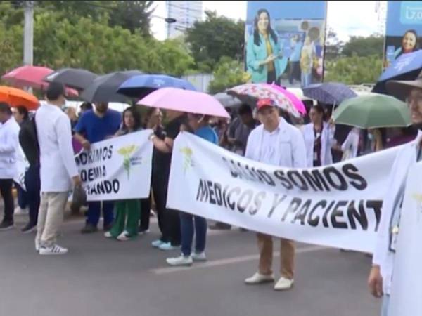 En los centros asistenciales del país se ha dejado de atender en consulta externa, siendo los pacientes los más afectados ante los desacuerdos del gremio y el gobierno.