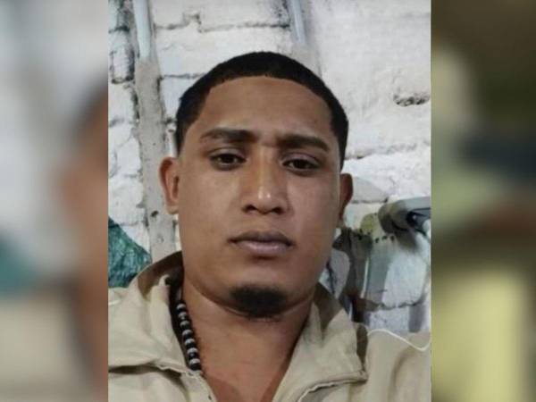 Agentes policiales llegaron al lugar y acordonaron la escena del crimen.