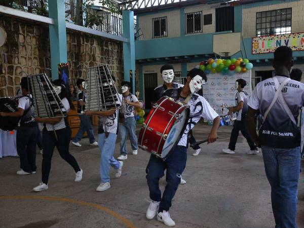 Con más de cuatro meses de preparación, la banda de guerra y las palillonas del instituto prometen ser los mejores.