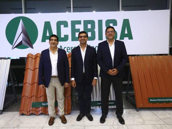 Edwin Argueta, Eric Rosenthal y Hugo Barascout, ejecutivos de Cenosa durante el lanzamiento oficial de Acebisa, la nueva línea de techos con sello Bijao.