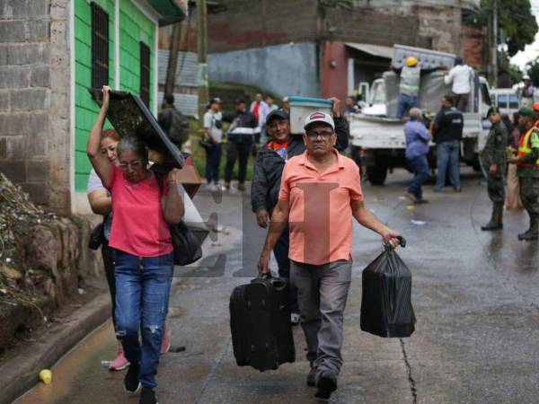 Conscientes de que lo más importante es poner a salvo sus vidas, pero con el corazón encogido por abandonar el lugar que construyeron con tanto esfuerzo, los vecinos de El Reparto dejan atrás sus hogares.