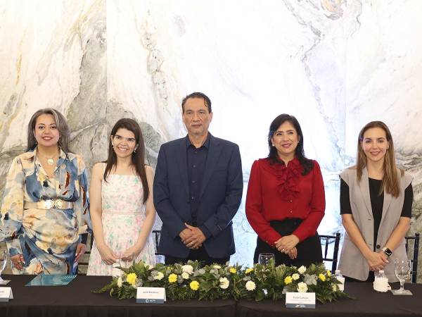 Representantes de Altia Smart City y el BID anuncian el Finishing School Program.