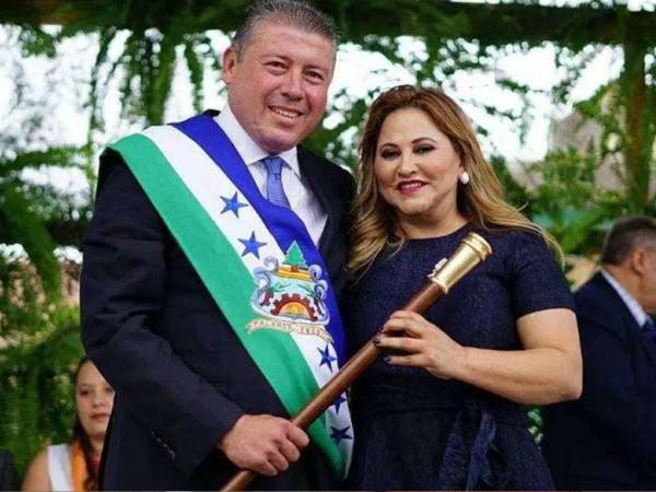 El exalcalde de Talangan, Roosevelt Avilés, y su eposa, Nancy Santos.
