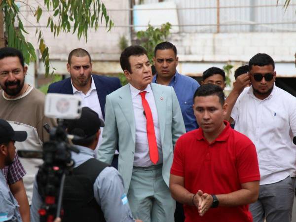 Nasralla calificó esas afirmaciones como ataques políticos y reiteró que el Partido Liberal mantiene una postura independiente en este proceso postelectoral.