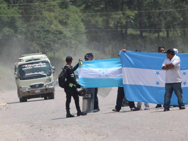 Pobladores y conductores que usan diariamente la salida al oriente del país mantienen tomada la carretera en protesta por el lento avance de los trabajos de pavimentación.