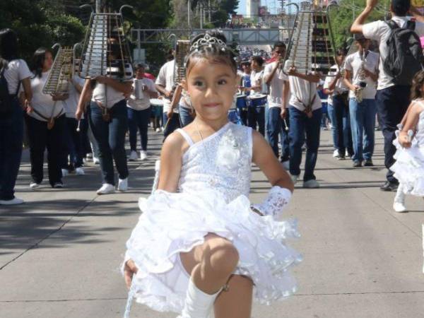 El bulevar Kennedy se llenó de música, color y alegría este domingo con el desfile de los niños de prebásica de los Distritos Educativos 1, 5 y 10, quienes recorrieron desde la Escuela Normal Mixta Pedro Nufio hasta la Plaza Las Banderas como parte de las celebraciones por el 204 aniversario de independencia patria.