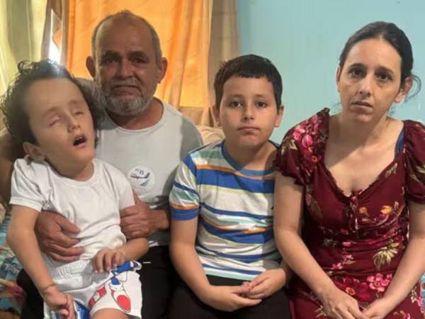 José Rigoberto Velásquez y Nelsy García, originarios de Santa Bárbara, Honduras, llegaron al país norteamericano en febrero de 2024 en busca de una esperanza médica para su hijo menor, Ángel, de 9 años, quien nació con hidrocefalia.