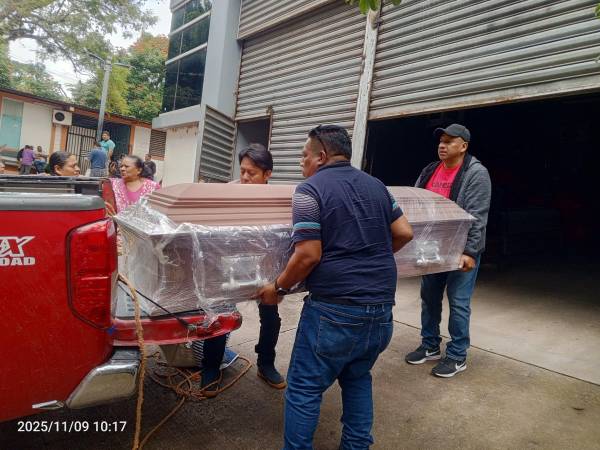 Momentos en que los familiares retiran de la morgue de Medicina Forense el cuerpo de Marcos Alexis Pérez Montoya y lo trasladaron a la ciudad de Comayagua para ser velado y sepultado.