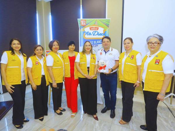 Ejecutivos de Dieck &amp; Dieck junto a representantes de la fundación durante el evento.