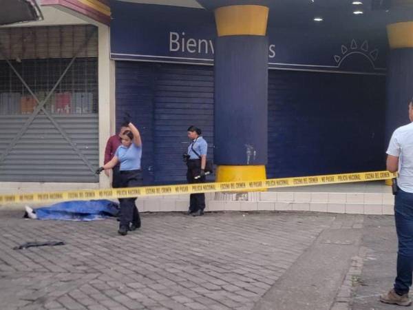 Un hombre fue asesinado con arma blanca en el Parque Central de Tegucigalpa tras una riña ocurrida en horas de la madrugada de este jueves.
