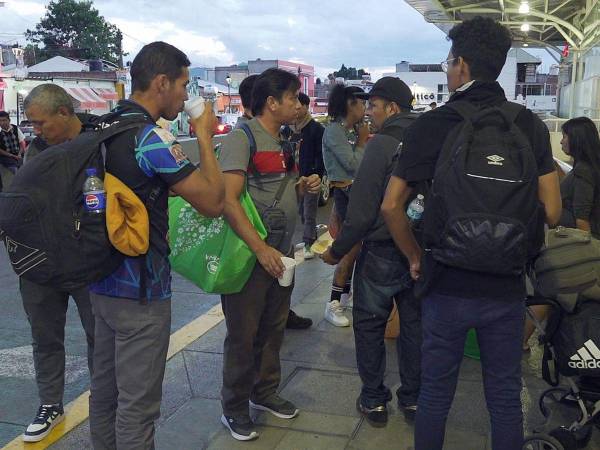 Los activistas crearon un comedor comunitario para dar alimento gratuito a los migrantes.