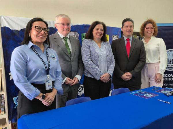 El acuerdo amplía la oferta académica e impulsa el aprendizaje del idioma francés con respaldo diplomático.