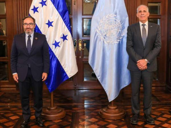Jorge Moreira da Silva, subsecretario general de las Naciones Unidas y director ejecutivo de la Oficina de las Naciones Unidas de Servicios para Proyectos, y Nasry Asfura, presidente de Honduras.