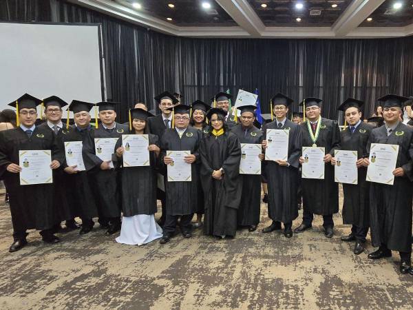 Graduados de la XXXIV Promoción de la UTH celebran la culminación de su etapa académica, listos para asumir nuevos retos profesionales.