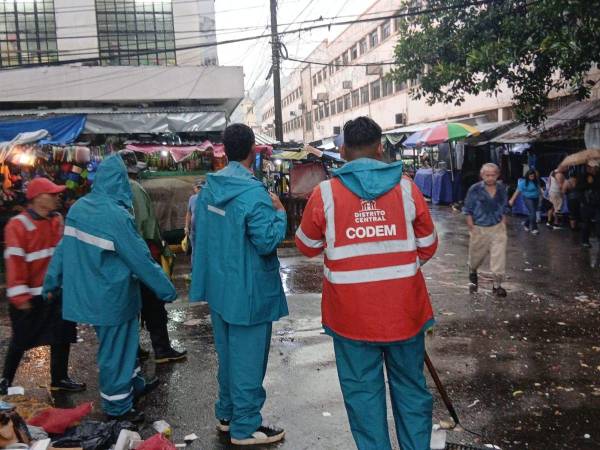 Las intensas precipitaciones generaron lagunas en mercados y calles de Tegucigalpa y Comayagüela. La alcaldía trabaja en limpieza y atención a emergencias.