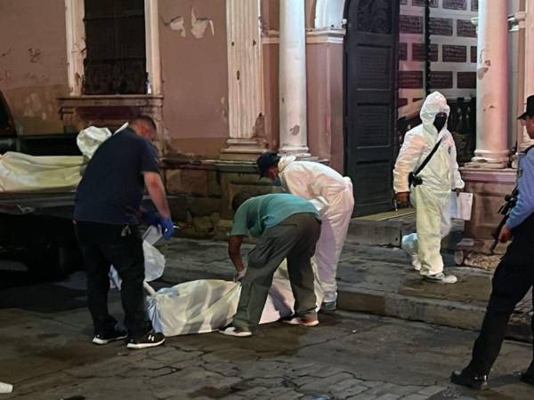 El cuerpo del joven quedó en el interior del famoso restaurante capitalino.