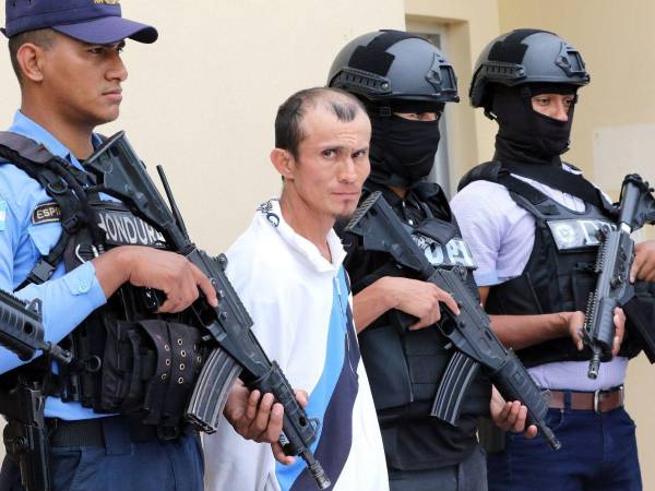 Entre evasivas y un evidente silencio, Fredy Arturo Sorto Ordóñez, principal sospechoso del asesinato del pequeño Jhonny Neptaly Gómez Vásquez, se limitó a decir: “No voy a hablar” cuando fue abordado por periodistas tras su captura en la aldea El Tablón, Francisco Morazán.