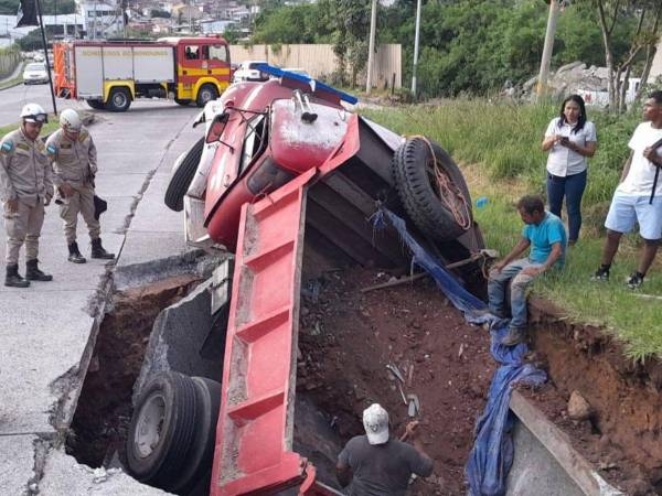 Las autoridades municipales investigan las causas del colapso y evalúan los daños en la zona.