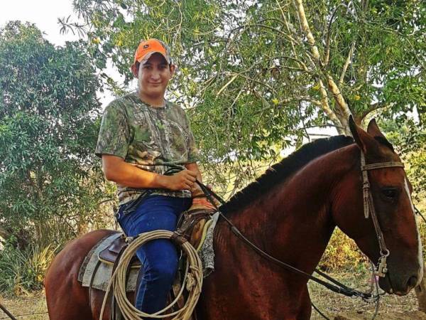 Un juez de la ​​​​​​Policía Municipal<b> </b>, identificado como Kevin Erasmo Martínez, fue asesinado en su propia casa en Santa Bárbara. Esto es lo que se sabe del caso.