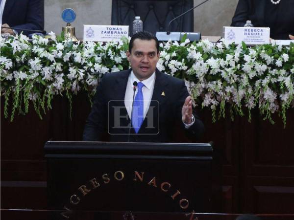 Zambrano suspende sesión del Congreso y advierte sanciones por inasistencia.