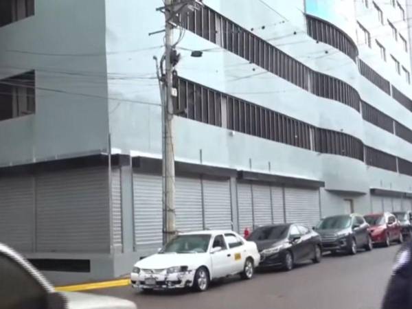 Los agentes revisaron oficinas y el estacionamiento del edificio, sin que hasta el momento se confirme el hallazgo de algún objeto sospechoso.