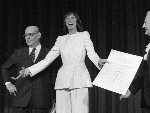 Duvall recibiendo el premio a Mejor actriz por la película “3 Mujeres” de Robert Altman, el 27 de mayo de 1977, durante el Festival Internacional de Cine de Cannes.