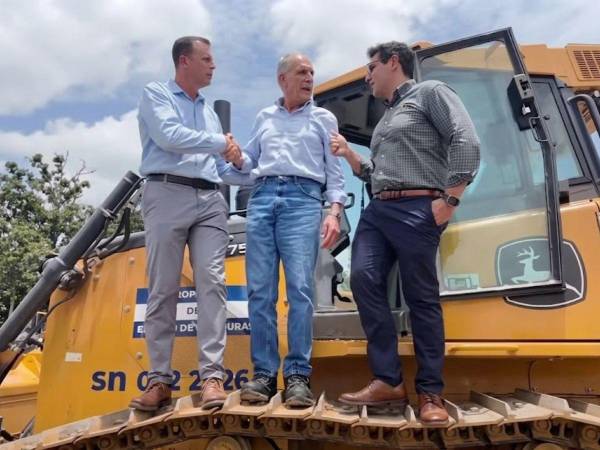 Una nueva flota de vehículos pesados ingresa al territorio nacional para integrarse de inmediato a los proyectos del programa presidencial.
