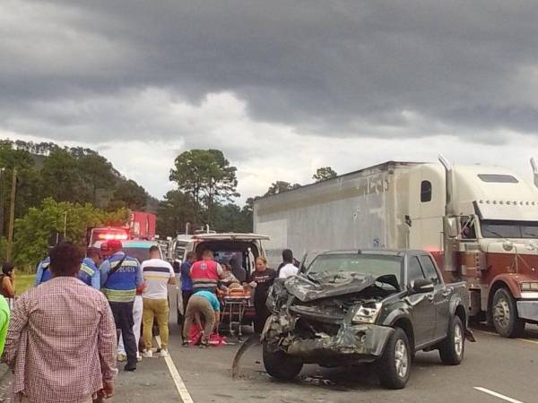 Personas que viajaban a bordo de un vehículo pick-up color gris y otro color rojo se accidentaron en la carretera CA-5, cerca del peaje de Zambrano.