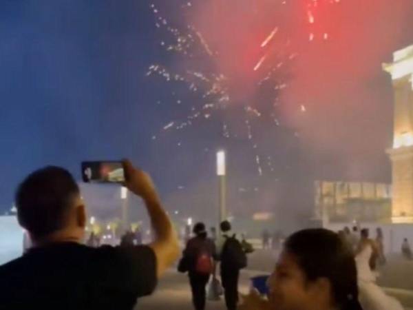 El presidente Nayib Bukele dio la bienvenida a los turistas hondureños con fuegos artificiales en el Centro Histórico de San Salvador.