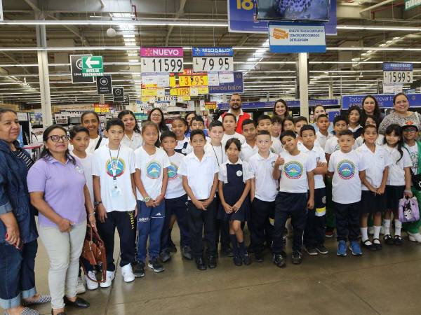 Los escolares aprovechan para posar para el lente al final del recorrido por Walmart.