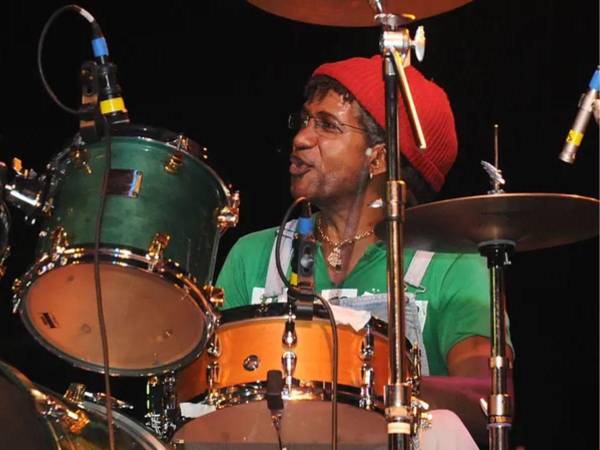 Shakespeare conoció a Dunbar en 1972 y lo recomendó al productor Bunny Lee como baterista de sesión para los 'Aggrovators'.