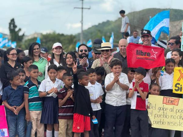 Xiomara Castro, presidenta de Honduras, en la inauguración del puente Bailey en la colonia Flor de Cuba, San Pedro Sula, Cortés.
