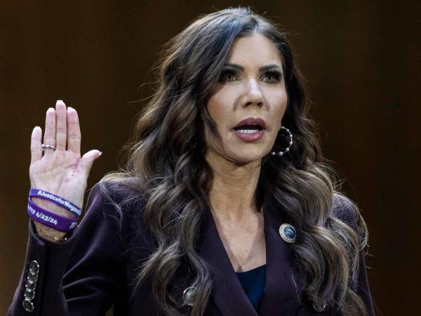 La destitución de Kristi Noem como secretaria de Seguridad Nacional, por parte del presidente de Estados Unidos, Donald Trump, pone punto y aparte a una carrera política marcada por la polémica y sometida al escrutinio público en los últimos meses por las agresivas redadas migratorias de su cartera o una polémica campaña publicitaria que presuntamente concedió a dedo.