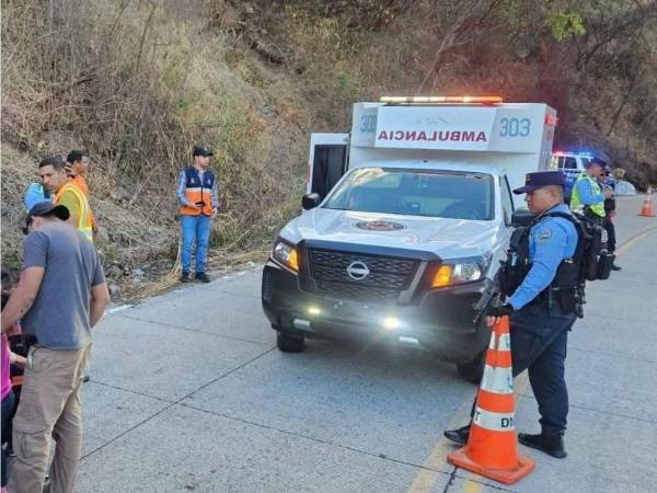 La víctima mortal fue identificada como Jeysi, de 30 años, quien falleció mientras recibía atención médica tras resultar gravemente herida en el percance.