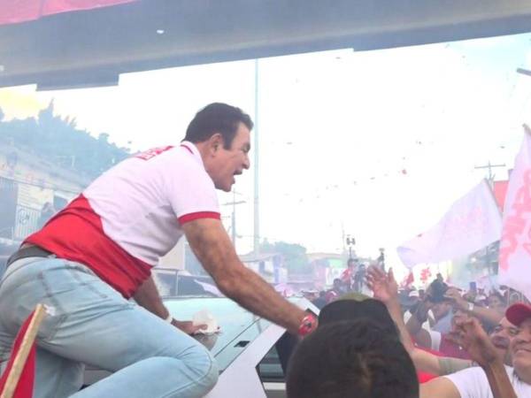 Suspenden la caravana que realizaba el presidenciable Salvador Nasralla tras ser agredidos por colectivos del Partido Libre.