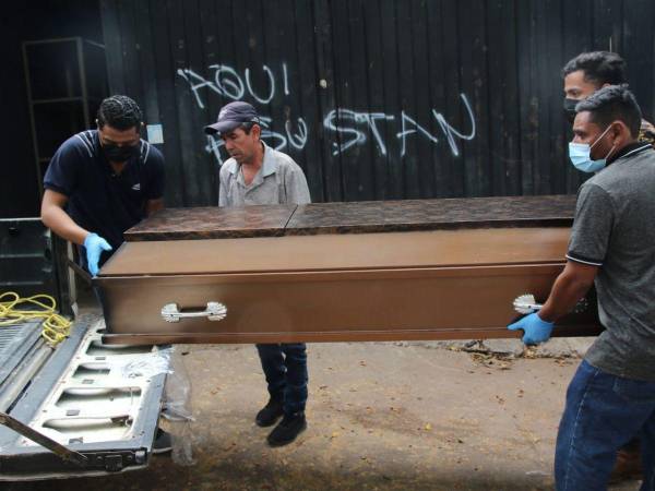 Como Mauricio Zambrano Contreras fue identificada la víctima. Sus familiares llegaron a la morgue para retirar el cuerpo.