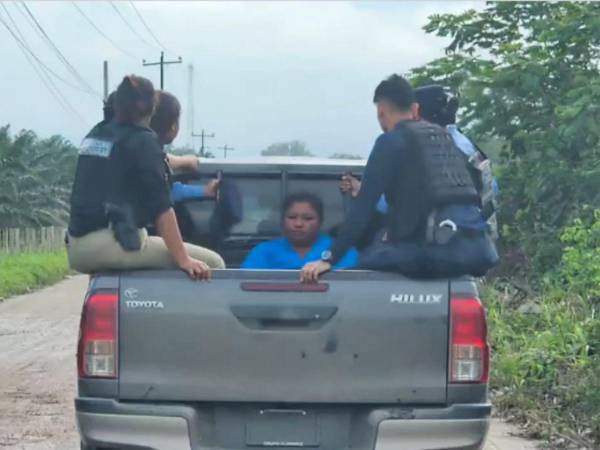 “Lo hice porque ella se me tiró y no obedece”, declaró una mujer tras ser detenida por la Policía Nacional, luego de que se viralizara un video donde golpeaba a su hija.